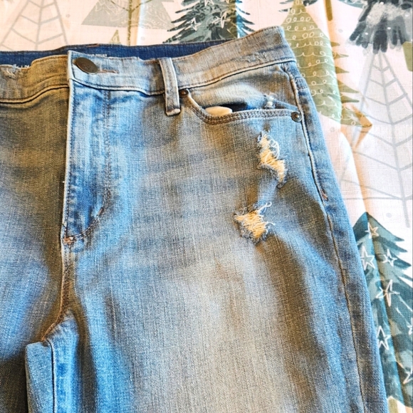 Ann Taylor Loft Modern Distressed light wash Skinny ankle jeans size 4 / 27 - Picture 2 of 9